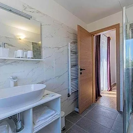 Nonna Novigrad Comfortable 4* ブルトニグラ
